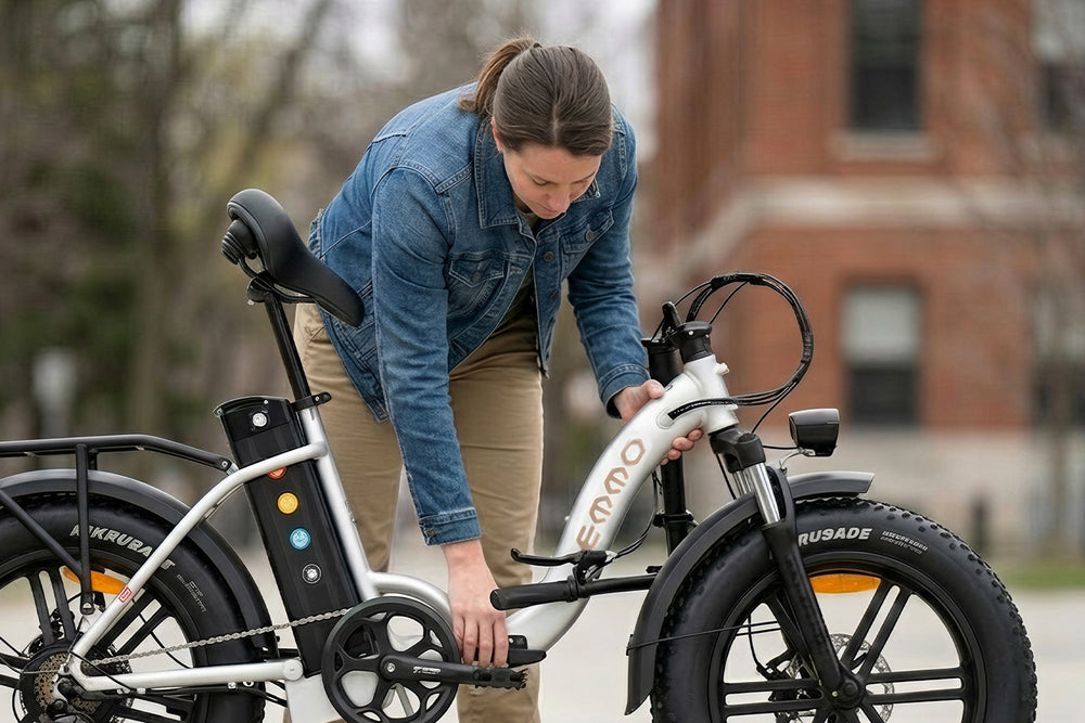 High-strength aluminum alloy construction with a secure hinge mechanism for reliable daily commuting performance.