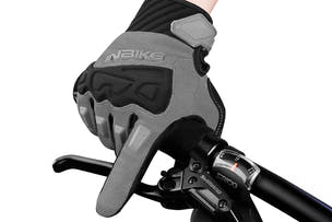 EMMO’s flexible mesh layout allows steady airflow, helping riders stay cool and focused when tackling trails, climbing hills, or moving through active outdoor routes.