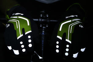 EMMO reinforces key palm areas for a stable hold, easing hand pressure on longer rides while keeping movements flexible and comfortable.