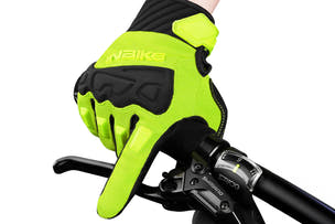 EMMO shapes the glove to follow natural hand motion, providing reliable comfort for long trail sessions, quick climbs, or energetic outdoor riding.