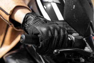 EMMO combines durability with a soft interior feel, making this glove a practical choice for riders seeking comfort, simplicity, and everyday reliability.