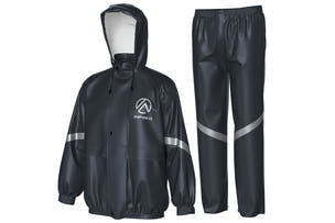 EMMO’s rain suit forms a dependable shield, helping riders stay dry and comfortable through shifting weather and long outdoor routes.