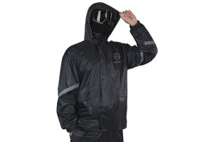 With sealed construction, the EMMO suit keeps water out even in stronger rain, supporting reliable protection during unpredictable weather.