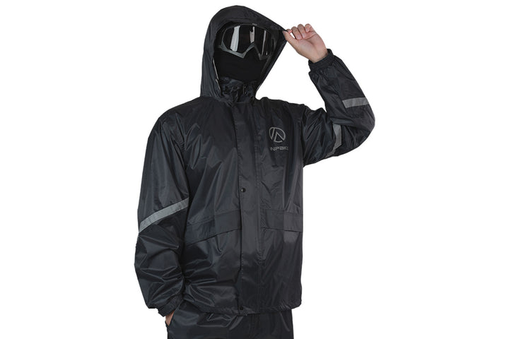 With sealed construction, the EMMO suit keeps water out even in stronger rain, supporting reliable protection during unpredictable weather.